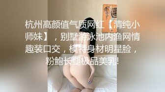 《极品CP魔手外购》商场女厕近景镜头先拍脸再拍逼，各种年轻美女小姐姐小少妇方便，大屁股潮妹透明内裤简直太骚了 (1)