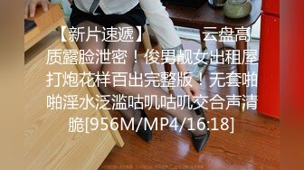 [MP4/ 475M] 家里的淫妻骚母狗被大哥调教的真不错，乖巧听话丝袜高跟，跪着给大哥舔鸡巴