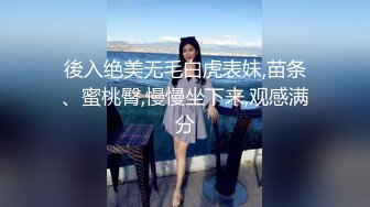 齐逼牛仔短裤甜美美女，厕所地上自慰，用水冲逼，黑丝美腿M姿势特写