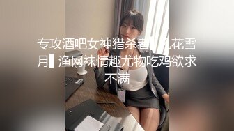 固定摄像头偷拍长裙美女 撅着大屁股尿尿 人美B更美