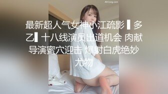 只穿着一件裹胸黑衣的性感大长腿美女 下体逼毛黑黝黝