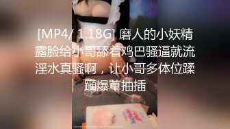 G奶肥逼网红美女掏出奶子道具自慰秀，翘起双腿露馒头肥逼给你看，振动棒摩擦插入进出，再用跳蛋震动双重享受