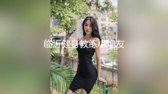 联通女业务员拿着手机给客户介绍时被恶搞突然自动播放她洗澡的视频