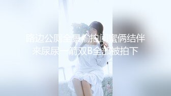 00后小美女就是娇嫩可人，穿着宽大T恤坐在腿上