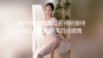 韵味十足气质美少妇，没男人寂寞发骚，穿上黑丝袜，搔首弄姿，脱掉内裤揉穴，多毛骚逼，让人欲罢不能