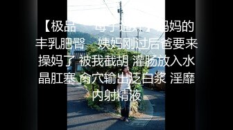 这年轻的小妹原来是个小奶妈，镜头前发骚揉奶玩逼，特写展示给狼友看，奶子好性感自己躺着就流