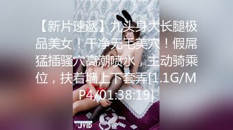 云南少数民族纯朴漂亮的气质美女和闺蜜男友宾馆私会啪啪,各种体位尝试,边干1