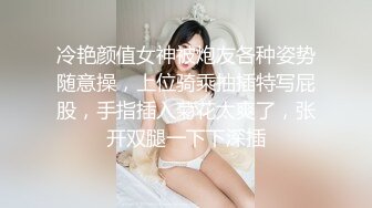 漂亮美女 牛仔裤开破洞 撅着屁屁被大鸡吧无套爆菊花 这么粉嫩的无毛鲍鱼都操腻了 内射