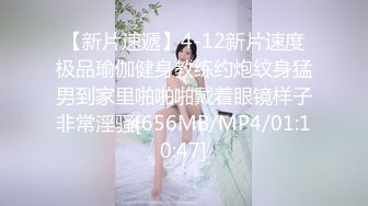 [MP4/ 733M] 女友浴室洗骚逼，男友跑过来蹲着舔逼，搞的好想要，坐在马桶上玩震动棒，小舌头舔JB