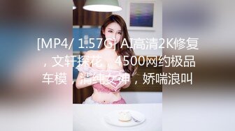 红色吊带包臀裙的美女逛夜市 岔开腿被抄底粉色内裤紧紧包裹勒出深深的逼缝隙中间湿了侧面还露毛