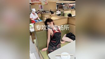 小伙冒死钻到厕沟低下拍邻居可爱妹子，果然昨晚和男友大战一场，B里流出大量残留的精液