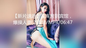 白领公寓宿舍管理员浴室偷放摄像头偷拍两个合租房的美女洗澡奶子还挺大的