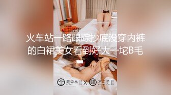 美容养生会所骚逼女技师给顾客做按摩身体服务偷怕真骚，漏着奶子给客服按摩给狼友看客户的大奶子自慰骚逼