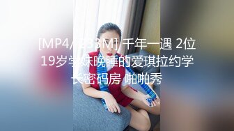 偷窥漂亮小姐姐 高跟细长腿 白色小骚丁卡在这屁沟里都看不到了