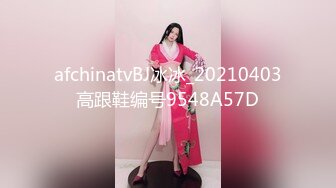 大众浴室内部员工偷拍多位白白嫩嫩的少妇换衣服 光溜溜的到处跑