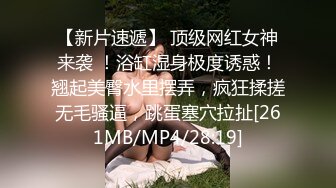 盗站新流海滩浴场女士更衣间卫生间一体全景偸拍多位年轻漂亮比基尼大长腿美女嘘嘘和换衣妹子被尿憋的直跺脚