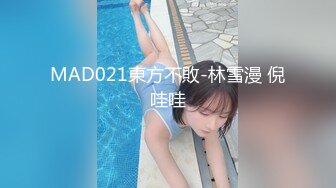 《魔手外購☀CP精品》地鐵女廁全景偸拍絡繹不絕的年輕小姐姐方便☀美女多亮點多，妹子換奶罩一對大奶又圓又挺手感絕對一流 (3)