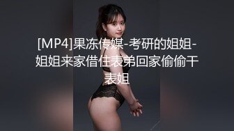 撸鸡推荐，漂亮美女情趣装宾馆3P，一个拍一个干，无毛海鲜形状很正超诱人