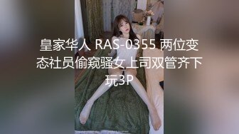 胸前印了一只熊的长衫美女真是粉嫩