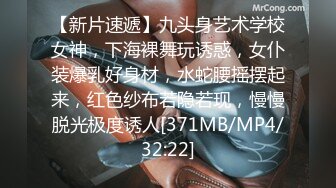 房东浴室偷装摄像头偷拍 漂亮女租客蹲在地上尿尿用勺子舀水仔细洗逼逼高清无水印版