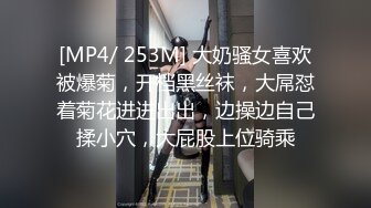 骚妻卫生间勾引我 我施展金手指让她爽的受不了 把着美臀后入一顿狂插爆操 像这样的小骚货必须用大屌征服她