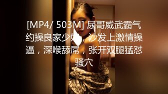 商场近距离抄底白裙少妇肥美的大屁股和黝黑的B毛清晰可见