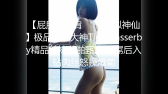 YC商场抄底两个吃零食白裙小美女 纯棉内裤前面有湿痕竟然无毛