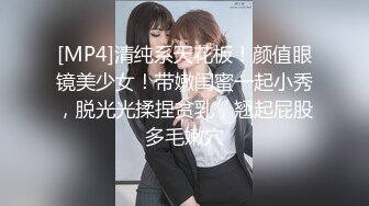 网吧门口守候漂亮的短裙美女 哼哼不拍到你的B我是不会走的