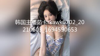 小县城上帝视角偷拍多位年轻美女的小嫩鲍多个妹子盯着镜头看 (2)