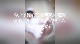 刚进门包养的大学生情人就迫不及待把裤衩脱下来吃鸡巴