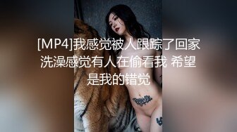 [MP4]牛仔背带裤甜美萌妹脱衣调情再到床上玩舔弄猛操