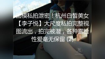 两个风骚少妇的诱惑，全程露脸跟狼友互动撩骚，揉奶玩逼自慰呻吟，淫水都能拉丝了，特写展示给狼友看好骚啊