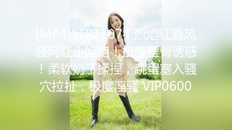 高马尾网红外围美女，牛仔裤修长美腿，拔下内衣一顿亲，拨开内裤舔小穴