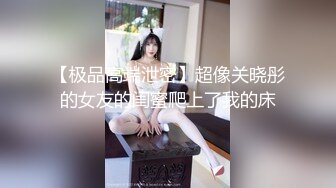 跟随偷窥高颜值清纯萝莉裙美眉 蕾丝边粉色花点小内内 紧紧裹着小屁屁 走路一扭一扭超诱惑