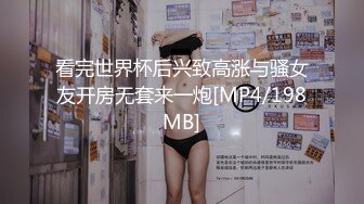 坦克少妇露脸道具自慰，吊钟奶子撅起屁股露出一个大黑鲍鱼，阴毛好多