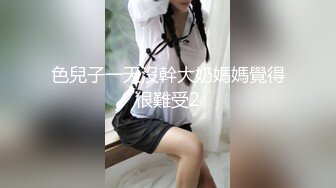 小伙送漂亮媳妇到公交车站回娘家 小伙一走机会来了拍她媳妇的B