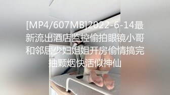 变态偷拍妹子上厕所被发现，妹子被吓得花容失色 惊声尖叫 把坏蛋小子吓得一溜烟就跑了