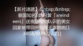 约两个巨乳妹子玩嗨了就顺便裸泳一下