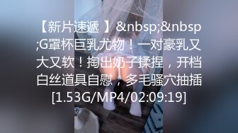 撸点极高的3P名场面，两个无敌清纯的超美萝莉，小哥想操谁就操谁，先操最漂亮的身材最棒的网袜小骚货萝莉 (2)