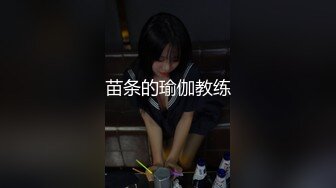 苗条的瑜伽教练