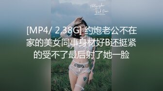 骚货老婆巨无霸自慰，老公的小鸡巴已满足不了需求，老公手拿假屌帮忙插！