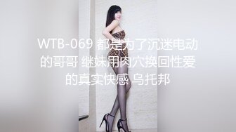 休闲会所里技师的小手好温柔，制服诱惑手撸大鸡巴，然后小奶子玩乳交真刺激，骚逼蹭得好痒撑爆她的小嘴