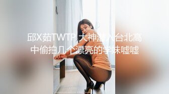 淫靡婚纱绿帽贡献妻子给别人玩，穿着婚纱被单男拽着头发肏，自己只能看着老婆被内射撸 极度淫骚