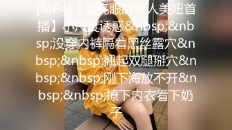 商场女厕短牛仔人字拖姿色小富婆,红嫩的无毛馒头穴插起来能爽死