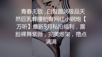 温柔系妩媚美妞，扎起双马尾一脸清纯，男友疯狂吸奶子一脸享受