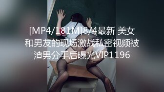 风情万种的金发美女和男友一起享受着属于他们的性爱时光