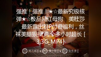 很警惕的妹子,上厕所把门缝下面用东西挡住,可惜还是被我拍到B