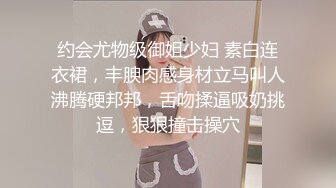 ★☆❤️新婚小娇妻❤️★☆骚妻一边被前后夹击，一边还自摸，嘴里还不听淫叫，让她好爽好爽！淫妻敞开下体大门等待大家的进入