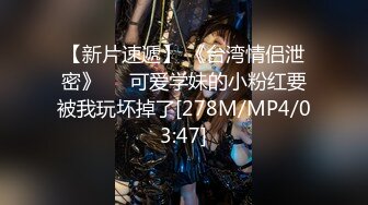 [MP4/ 984M] 人妻榨汁机跟两个年轻小哥激情3P给狼友看，淫乱的房间被两个小哥各种玩弄，揉奶玩逼道具玩弄