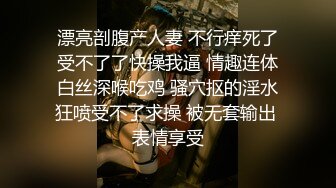 3K原始版全景厕拍-怕臭的波浪卷发时尚妹子,膝盖前两个破洞是跪地板摩的吧